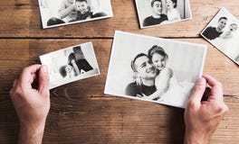 Immagini del padre e della figlia, fondo di legno Giorno di padri immagine stock Immagini del padre e della figlia, fondo di legno Giorno di padri immagine stock