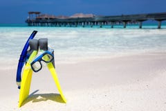 Immergersi ingranaggio su una spiaggia delle Maldive immagine stock libera da diritti Immergersi ingranaggio su una spiaggia delle Maldive immagine stock libera da diritti