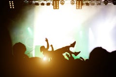 Immersione subacquea della fase Folla che pratica il surfing durante la prestazione musicale immagine stock libera da diritti Immersione subacquea della fase Folla che pratica il surfing durante la prestazione musicale immagine stock libera da diritti