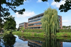 Immeuble de bureaux moderne de rive images stock Immeuble de bureaux moderne de rive images stock