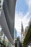 Immeuble et église de bureaux modernes Photo stock Immeuble et église de bureaux modernes Photo stock