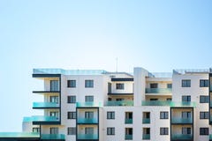 Immeuble nouvellement construit sur un ciel bleu lumineux, avec l'espace pour le texte sur le dessus Partie supérieure d'un bâtim photos stock Immeuble nouvellement construit sur un ciel bleu lumineux, avec l'espace pour le texte sur le dessus Partie supérieure d'un bâtim photos stock