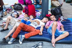 Immigrati clandestini che si accampano al Keleti Trainstation in Budapes fotografia stock Immigrati clandestini che si accampano al Keleti Trainstation in Budapes fotografia stock