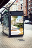 Immobilien-Plakatwerbung der Anschlagtafel auf Bushaltestelle stockbild Immobilien-Plakatwerbung der Anschlagtafel auf Bushaltestelle stockbild