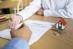 Immobilienmakler mit Kunden nach Vertragsunterzeichnung des kaufenden Hauses stockbild Immobilienmakler mit Kunden nach Vertragsunterzeichnung des kaufenden Hauses stockbild