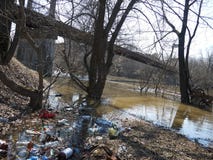 Immondizia, bottiglie, fango in primavera Disastro ambientale immagine stock libera da diritti Immondizia, bottiglie, fango in primavera Disastro ambientale immagine stock libera da diritti
