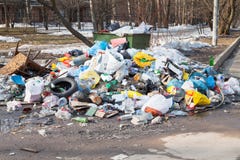 Immondizia della famiglia e bidone della spazzatura urbano Immagini Stock Libere da Diritti Immondizia della famiglia e bidone della spazzatura urbano Immagini Stock Libere da Diritti