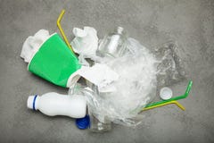 Immondizia rovesciata della famiglia Il concetto di ecologia e di riciclaggio immagine stock libera da diritti Immondizia rovesciata della famiglia Il concetto di ecologia e di riciclaggio immagine stock libera da diritti
