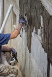 Impermeabilizzazione esteriore della parete del seminterrato immagini stock libere da diritti Impermeabilizzazione esteriore della parete del seminterrato immagini stock libere da diritti