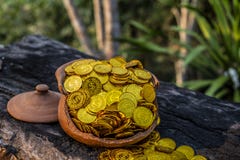 Impilamento della moneta di oro in barattolo su di legno con fondo vago, la pila dei soldi per l'investimento di pianificazione a fotografia stock libera da diritti Impilamento della moneta di oro in barattolo su di legno con fondo vago, la pila dei soldi per l'investimento di pianificazione a fotografia stock libera da diritti