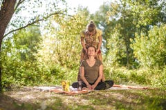 Impliments professionnels de massage ses capacités de massage en nature photographie stock libre de droits Impliments professionnels de massage ses capacités de massage en nature photographie stock libre de droits