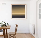 Impresión capítulo en la pared blanca en comedor interior diseñado danés Imágenes de archivo libres de regalías Impresión capítulo en la pared blanca en comedor interior diseñado danés Imágenes de archivo libres de regalías