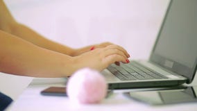 Impresión femenina de las manos en el teclado del ordenador portátil Impresión femenina de las manos en el teclado del ordenador portátil
