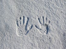 Impressão do mãos humanas na neve branca fria foto de stock Impressão do mãos humanas na neve branca fria foto de stock