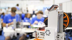 Imprimir com o filamento plástico do fio na impressora 3D A fabricação aditiva está transformando o impossível no possível filme Imprimir com o filamento plástico do fio na impressora 3D A fabricação aditiva está transformando o impossível no possível filme