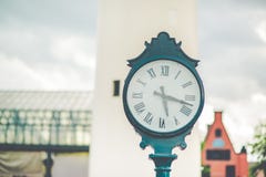 Imágenes de un reloj colocado al aire libre imágenes de archivo libres de regalías Imágenes de un reloj colocado al aire libre imágenes de archivo libres de regalías