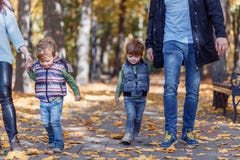 Imágenes naturales de una familia de cuatro miembros feliz que tiene outsiade de la diversión en un día soleado del otoño Concept imágenes de archivo libres de regalías Imágenes naturales de una familia de cuatro miembros feliz que tiene outsiade de la diversión en un día soleado del otoño Concept imágenes de archivo libres de regalías