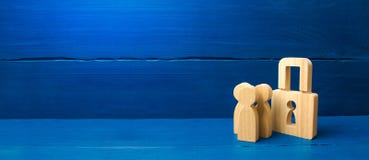 Inbeslagneming van bezit voor schulden Veiligheid en alarmsysteem De veiligheidsdienst Twee sterke mensen in kostuums Houten mens stock fotografie Inbeslagneming van bezit voor schulden Veiligheid en alarmsysteem De veiligheidsdienst Twee sterke mensen in kostuums Houten mens stock fotografie