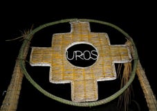 Inca Cross o il Chakana, il simbolo di vecchie culture delle Ande fatte da Totora Reed, il portone su Uros Islands, Perù immagine stock Inca Cross o il Chakana, il simbolo di vecchie culture delle Ande fatte da Totora Reed, il portone su Uros Islands, Perù immagine stock