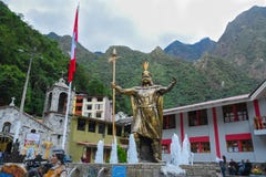 Incan статуя бога в главной площади города Calientes Aguas стоковое фото rf Incan статуя бога в главной площади города Calientes Aguas стоковое фото rf