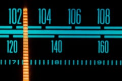 Incandescência de rádio com o marcador que corre com as estações e as frequências diferentes imagem de stock Incandescência de rádio com o marcador que corre com as estações e as frequências diferentes imagem de stock