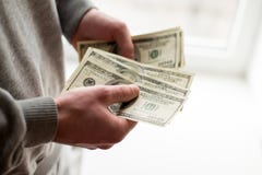 Incassi le mani Profitti, risparmio Pila di dollari Uomo che conta soldi Dollari in mani dell'uomo Successo, motivazione, finanzi fotografie stock libere da diritti Incassi le mani Profitti, risparmio Pila di dollari Uomo che conta soldi Dollari in mani dell'uomo Successo, motivazione, finanzi fotografie stock libere da diritti