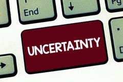 Incertezza del testo della scrittura Stato di significato di concetto di essere dubbio incerto difficile operare una scelta immagini stock Incertezza del testo della scrittura Stato di significato di concetto di essere dubbio incerto difficile operare una scelta immagini stock