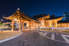 Incheon, παραδοσιακή κορεατική αρχιτεκτονική ύφους τη νύχτα σε Incheo στοκ φωτογραφίες Incheon, παραδοσιακή κορεατική αρχιτεκτονική ύφους τη νύχτα σε Incheo στοκ φωτογραφίες