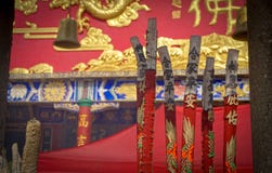 Inciense горящее вне 10 тысяч монастыря Buddhas, Гонконг стоковое изображение Inciense горящее вне 10 тысяч монастыря Buddhas, Гонконг стоковое изображение
