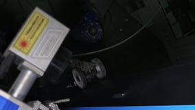 Incisione della macchina della marcatura del laser Fabbricazione di fabbrica di plastica delle tubature dell'acqua Processo di fa fotografie stock libere da diritti Incisione della macchina della marcatura del laser Fabbricazione di fabbrica di plastica delle tubature dell'acqua Processo di fa fotografie stock libere da diritti