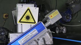 Incisione della macchina della marcatura del laser Fabbricazione di fabbrica di plastica delle tubature dell'acqua Processo di fa immagini stock Incisione della macchina della marcatura del laser Fabbricazione di fabbrica di plastica delle tubature dell'acqua Processo di fa immagini stock