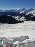 Inclinações do esqui e montanhas neve-tampadas em Davos, Suíça foto de stock Inclinações do esqui e montanhas neve-tampadas em Davos, Suíça foto de stock