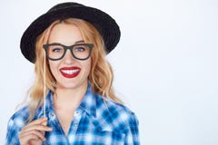 Inconformista Nerdy de la moda que lleva un sombrero y una camisa azul Imagen de archivo libre de regalías