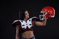 Incredibly härlig idrotts- brunettflicka i shoulderpads och en hjälm för amerikansk fotboll som visar bedöva fantastisk abs arkivfoto Incredibly härlig idrotts- brunettflicka i shoulderpads och en hjälm för amerikansk fotboll som visar bedöva fantastisk abs arkivfoto