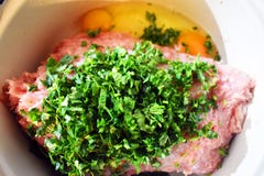 Incredients crudi delle polpette nella ciotola Carne fresca, uova, prezzemolo, aglio e sale fotografie stock Incredients crudi delle polpette nella ciotola Carne fresca, uova, prezzemolo, aglio e sale fotografie stock