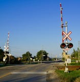 Incrocio di ferrovia e segnali di pericolo fotografia stock libera da diritti Incrocio di ferrovia e segnali di pericolo fotografia stock libera da diritti