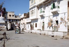 1977 india Udaipur Gataplats från den gamla delen av Udaipur royaltyfria foton 1977 india Udaipur Gataplats från den gamla delen av Udaipur royaltyfria foton
