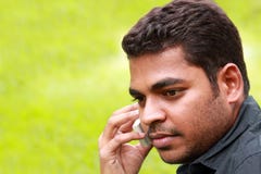 Indian novo à moda considerável que fala um telefone de pilha foto de stock Indian novo à moda considerável que fala um telefone de pilha foto de stock