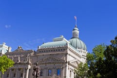 Indiana capitol budynek z niebieskimi niebami obrazy royalty free Indiana capitol budynek z niebieskimi niebami obrazy royalty free