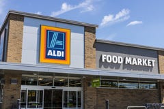 Indianapolis - circa im Juni 2017: Aldi-Rabatt-Supermarkt Aldi verkauft eine Strecke der Lebensmittelgeschäfteinzelteile zu Händl lizenzfreies stockbild Indianapolis - circa im Juni 2017: Aldi-Rabatt-Supermarkt Aldi verkauft eine Strecke der Lebensmittelgeschäfteinzelteile zu Händl lizenzfreies stockbild