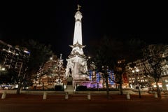 Indianapolis - vers en juillet 2018 : Horizon du centre d'Indianapolis la nuit avec les soldats et le monument de marins au cercl image stock Indianapolis - vers en juillet 2018 : Horizon du centre d'Indianapolis la nuit avec les soldats et le monument de marins au cercl image stock