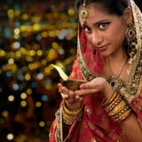 Indiańska kobieta wręcza mienia diwali nafcianą lampę zdjęcie stock Indiańska kobieta wręcza mienia diwali nafcianą lampę zdjęcie stock