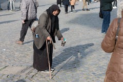 Indicadores velhos bonitos em Roma (Italy) 3 de dezembro de 2017: Mendigo da mulher que pede a esmola dentro imagem de stock royalty free Indicadores velhos bonitos em Roma (Italy) 3 de dezembro de 2017: Mendigo da mulher que pede a esmola dentro imagem de stock royalty free