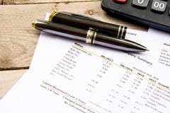 A indicação financeira do orçamento leu e verificou o número para ver se há o analysi fotografia de stock A indicação financeira do orçamento leu e verificou o número para ver se há o analysi fotografia de stock