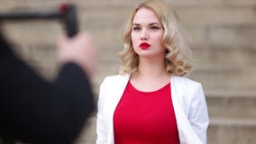 Indie filmowa odprowadzenie w kierunku modela zdjęcie wideo Indie filmowa odprowadzenie w kierunku modela zdjęcie wideo
