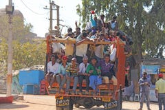 Indien Hampi, 02 Februari 2018 En härlig indisk lastbil bär mycket indiska personer Det glade Hindus leendet och att vinka deras arkivfoto Indien Hampi, 02 Februari 2018 En härlig indisk lastbil bär mycket indiska personer Det glade Hindus leendet och att vinka deras arkivfoto