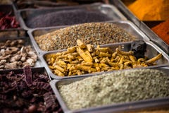 Indier färgade kryddor på den lokala marknaden. arkivfoto Indier färgade kryddor på den lokala marknaden. arkivfoto