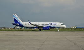 Indigoluchtvaartlijn bij de Internationale Luchthaven van Nepal Tribhuvan royalty-vrije stock afbeeldingen Indigoluchtvaartlijn bij de Internationale Luchthaven van Nepal Tribhuvan royalty-vrije stock afbeeldingen