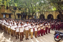 Indische allgemeine Schule, Kinder in den Schuluniformen neuen Tag grüßend lizenzfreie stockfotografie Indische allgemeine Schule, Kinder in den Schuluniformen neuen Tag grüßend lizenzfreie stockfotografie