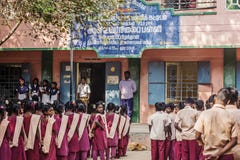 Indische allgemeine Schule, Kinder in den Schuluniformen neuen Tag grüßend lizenzfreie stockbilder Indische allgemeine Schule, Kinder in den Schuluniformen neuen Tag grüßend lizenzfreie stockbilder